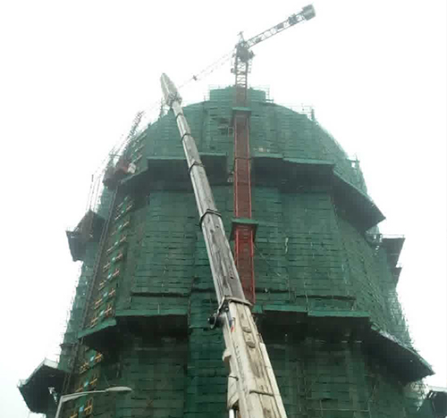 海口市吊车在工地上作业